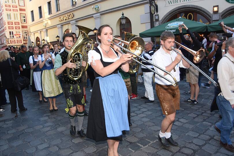 Der Einzug der Blaskapelle.