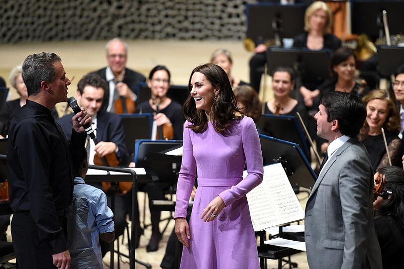 Hamburgs Erster Bürgermeister Olaf Scholz (SPD), Prinz William und Herzogin Kate applaudieren in Hamburg in der Elbphilharmonie nach dem Kinderkonzert.