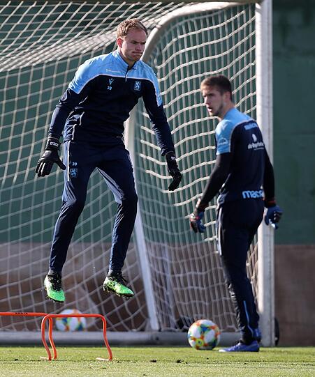 Duell um den Kasten: Henrik Bonmann (l.) und Marco Hiller.