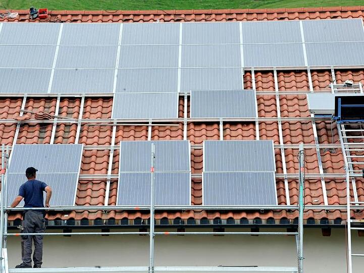 Bisher gibt es eine feste Einspeisevergütung für Solarstrom. Die Förderkosten zahlen die Verbraucher über den Strompreis.