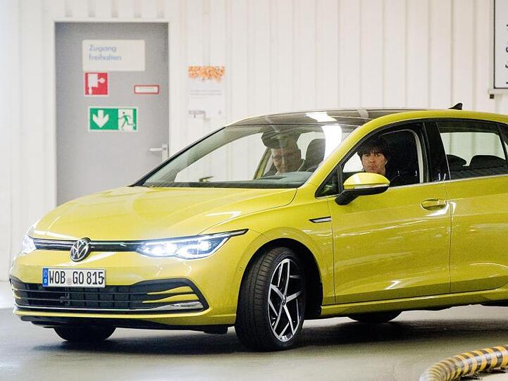 Fußball-Nationaltrainer Joachim Löw fährt mit dem neuen Golf 8 vor.