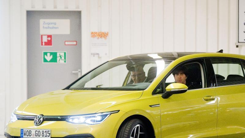 Fußball-Nationaltrainer Joachim Löw fährt mit dem neuen Golf 8 vor. Fußball-Nationaltrainer Joachim Löw fährt mit dem neuen Golf 8 vor.