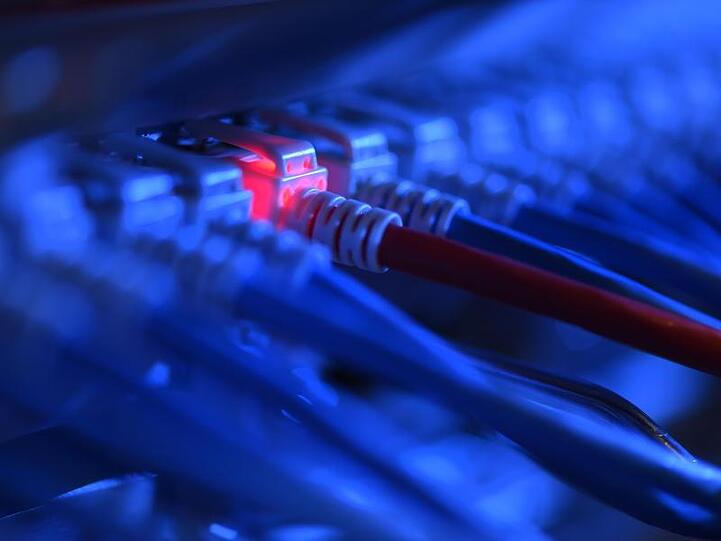 Künstliche Intelligenz basiert auf Algorithmen. Die Maschine soll informierte Entscheidungen treffen.