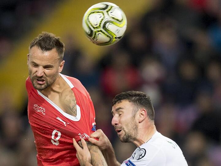 Kopfballduell zwischen Haris Seferovic (l) aus der Schweiz und dem Iren Enda Stevens.