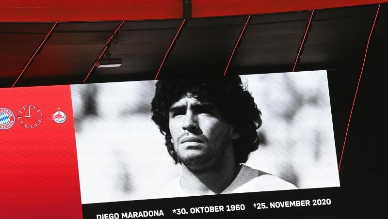 Ein Porträt vom argentinischen Fußballidol Diego Maradona vor dem Spiel auf der Anzeigetafel.
