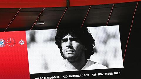 Ein Porträt vom argentinischen Fußballidol Diego Maradona vor dem Spiel auf der Anzeigetafel.