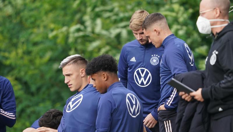 Auch die Youngster Nico Schlotterbeck (l), Karim Adeyemi (2.v.l) und Florian Wirtz (r) stehen im DFB-Aufgebot.