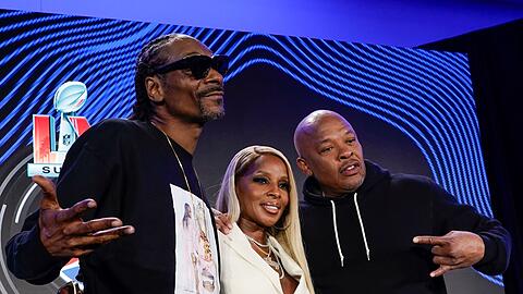 Die Musiker Snoop Dogg (l-r), Mary J. Blige und Dr. Dre posieren bei einer Pressekonferenz zur Super-Bowl-Halbzeitshow.