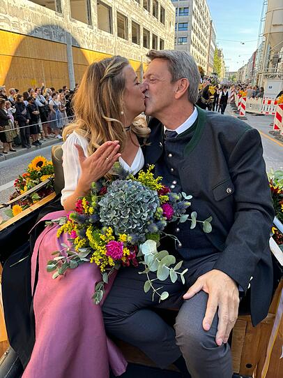 Romantischer Einzug der Wiesn-Wirte 2024: Peter Reichert steckt Franziska Kohlpaintner einen Verlobungsring an. Romantischer Einzug der Wiesn-Wirte 2024: Peter Reichert steckt Franziska Kohlpaintner einen Verlobungsring an.