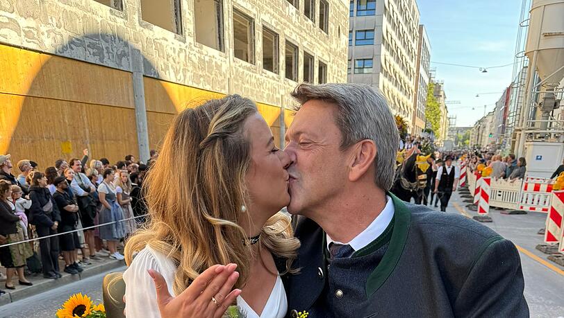 Romantischer Einzug der Wiesn-Wirte 2024: Peter Reichert steckt Franziska Kohlpaintner einen Verlobungsring an. Romantischer Einzug der Wiesn-Wirte 2024: Peter Reichert steckt Franziska Kohlpaintner einen Verlobungsring an.