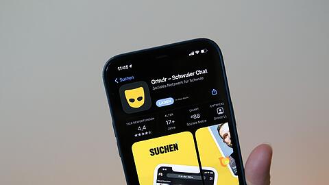 Die Schwulen-App Grindr - ein Kofferwort aus "Guy" und "Finder" (also Kerlefinder) und angelehnt ans Verb "grind" (reiben, schleifen) - sortiert m&ouml;gliche Partner nicht mehr zuerst nach gemeinsamen Interessen, sondern danach, wer gerade mit dem Handy in der N&auml;he ist. (Archivbild)