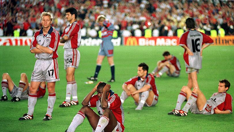 Am Boden zerst&ouml;rt: Der FC Bayern nach dem verlorenen Champions-League-Finale 1999.