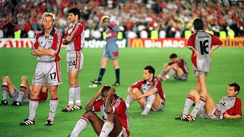 Am Boden zerst&ouml;rt: Der FC Bayern nach dem verlorenen Champions-League-Finale 1999.