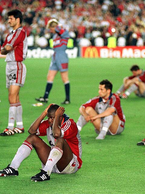 Am Boden zerst&ouml;rt: Der FC Bayern nach dem verlorenen Champions-League-Finale 1999.