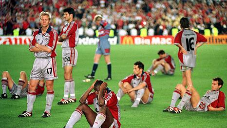 Am Boden zerst&ouml;rt: Der FC Bayern nach dem verlorenen Champions-League-Finale 1999.