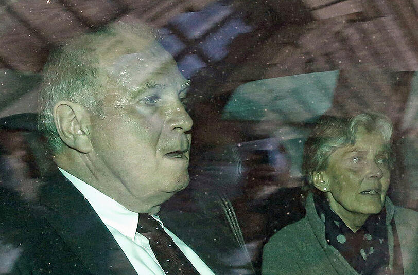 Hier verlässt Uli Hoeneß nach der Verkündung des Urteils den Justizpalast in München.