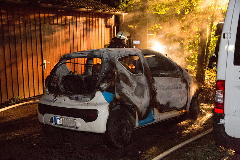 Aus bislang ungeklärter Ursache ging in Traunreut ein Kleinwagen in Flammen auf und brannte komplett aus.