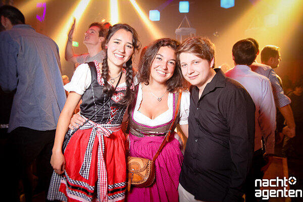 Wer vom Feiern im Festzelt noch nicht genug hatte, konnte in der Nachtgalerie "rumschmus'n". Mehr Bilder unter: http://www.nachtagenten.de/gallery/rumschmus-n.939506.html