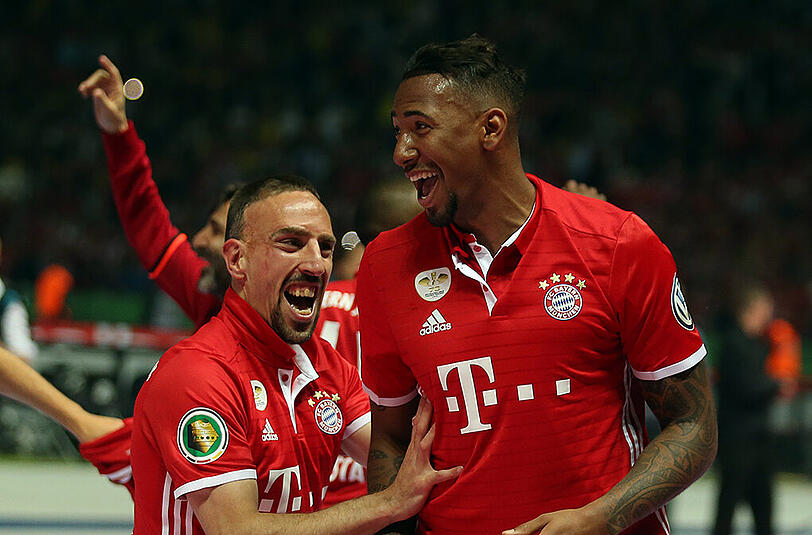 Jérôme Boateng (r.) nimmt Franck Ribéry in Schutz.