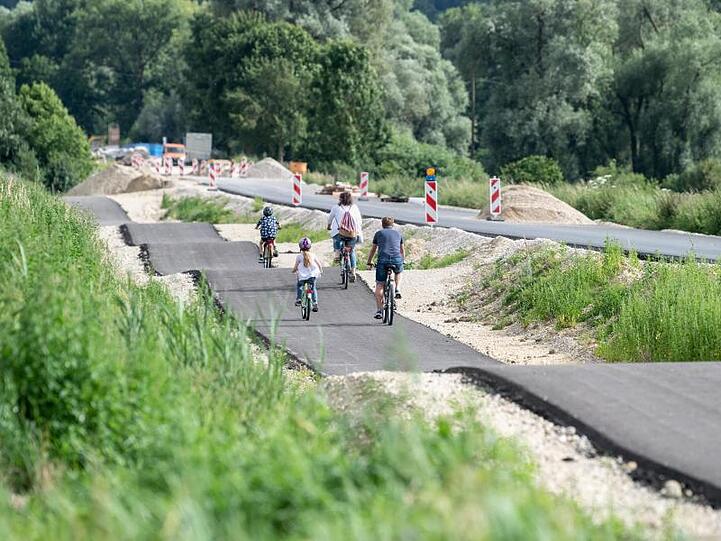 Eine Familie fährt einen als Buckelpiste angelegten Radweg entlang. Foto: Matthias Balk/dpa
