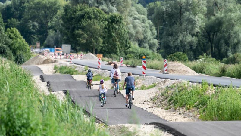Eine Familie fährt einen als Buckelpiste angelegten Radweg entlang. Foto: Matthias Balk/dpa Eine Familie fährt einen als Buckelpiste angelegten Radweg entlang. Foto: Matthias Balk/dpa
