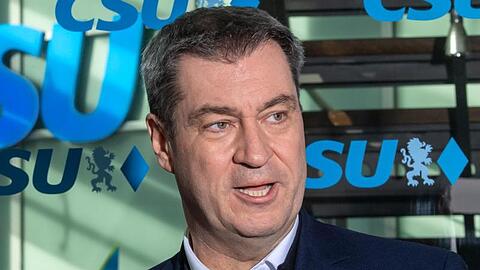 Markus Söder (CSU) spricht mit Journalisten. Foto: Peter Kneffel/dpa