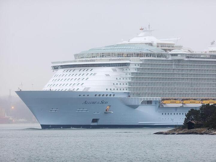 Die Reederei der "Allure of the Seas" hat einer Passagierin wegen eines waghalsigen Selfies lebenslanges Kreuzfahrt-Verbot erteilt.