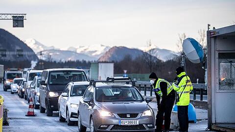 Bundespolizisten kontrollieren die Dokumente von aus Österreich kommenden Autofahrern an der Autobahn A93 bei Kiefersfelden in Richtung Deutschland.