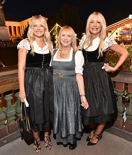 Patricia Riekel (Mitte) mit Ayse Auth und Hatice Nizam