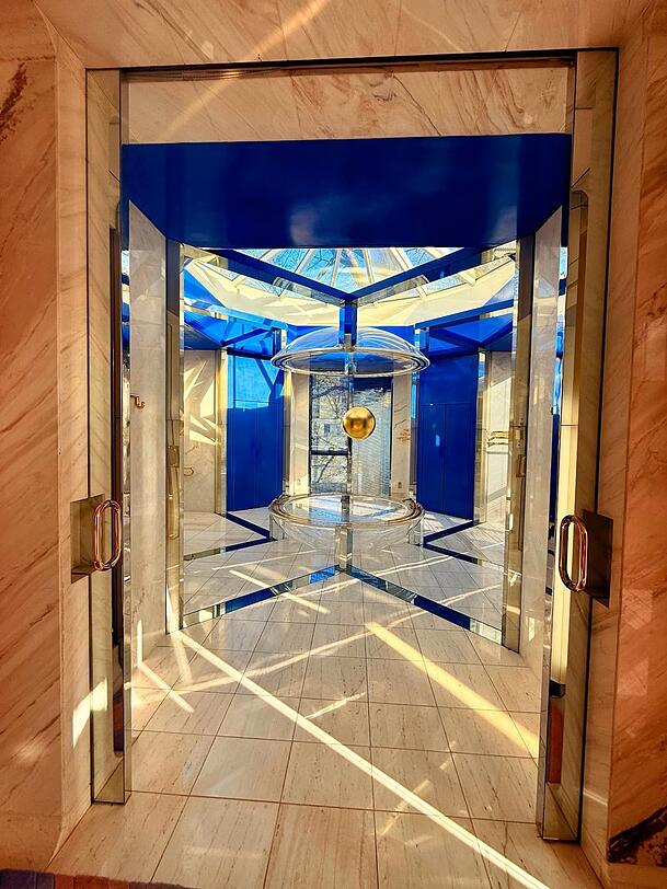 Eines der Badezimmer mit Goldkugel &uuml;ber der Muschelwanne.