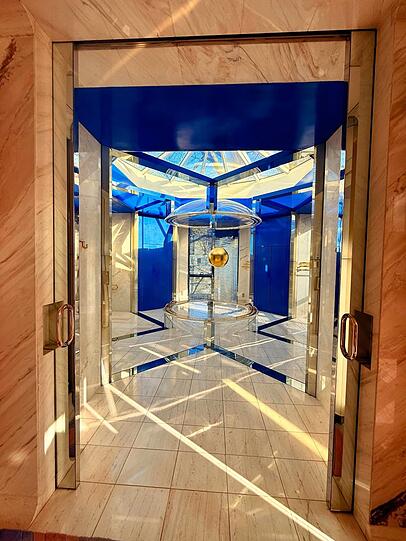 Eines der Badezimmer mit Goldkugel &uuml;ber der Muschelwanne.