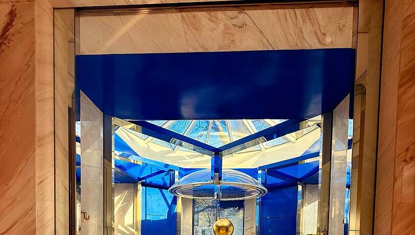 Eines der Badezimmer mit Goldkugel &uuml;ber der Muschelwanne.