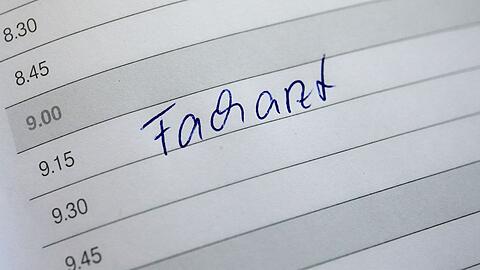 Einen Facharzttermin zu bekommen, ist oft schwierig. (Illustration)