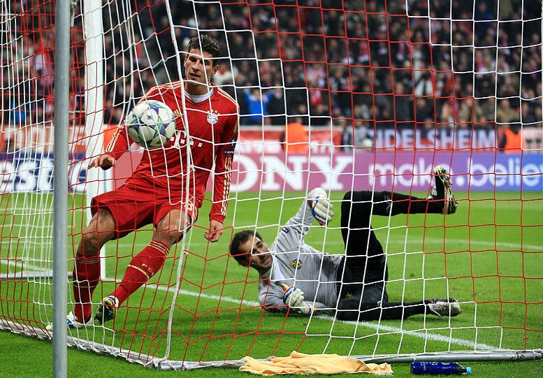 MARIO GOMEZ NOTE 3: Stand bei Tymoshchuks Pfostenknaller da, wo ein Abstauber stehen muss &ndash; das 2:0. Ansonsten kaum beliefert.