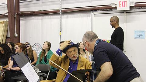 Maazel (mit Hut) vor wenigen Tagen bei einer Meisterklasse seines Castleton Festivals im US-Bundesstaat Virginia.