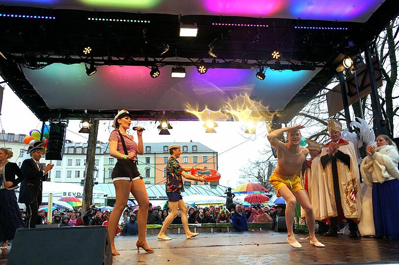 Showacts und Tanz der Marktweiber - hier gibt's die besten Bilder vom Faschingstreiben am Viktualienmarkt.