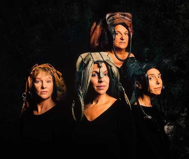 Jutta Habicht, Ines Martinez, Sabine Urig und Anna Bolk spielen mit Frauen-Klischees. Da gehören Handtaschen ja nun mal dazu.