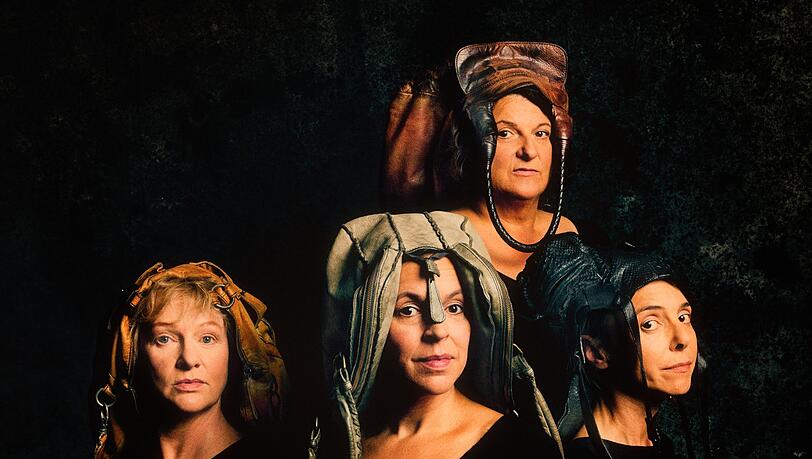 Jutta Habicht, Ines Martinez, Sabine Urig und Anna Bolk spielen mit Frauen-Klischees. Da gehören Handtaschen ja nun mal dazu. Jutta Habicht, Ines Martinez, Sabine Urig und Anna Bolk spielen mit Frauen-Klischees. Da gehören Handtaschen ja nun mal dazu.