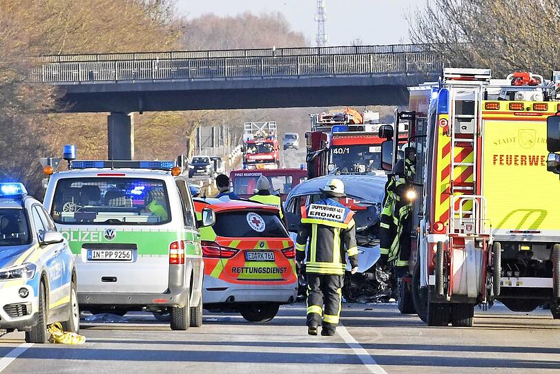 Auf der Flughafentangente Ost bei Schwaig hat sich am Samstagmorgen ein schrecklicher Unfall zugetragen.