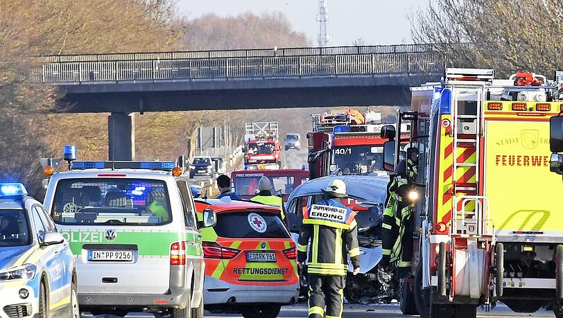 Auf der Flughafentangente Ost bei Schwaig hat sich am Samstagmorgen ein schrecklicher Unfall zugetragen. Auf der Flughafentangente Ost bei Schwaig hat sich am Samstagmorgen ein schrecklicher Unfall zugetragen.