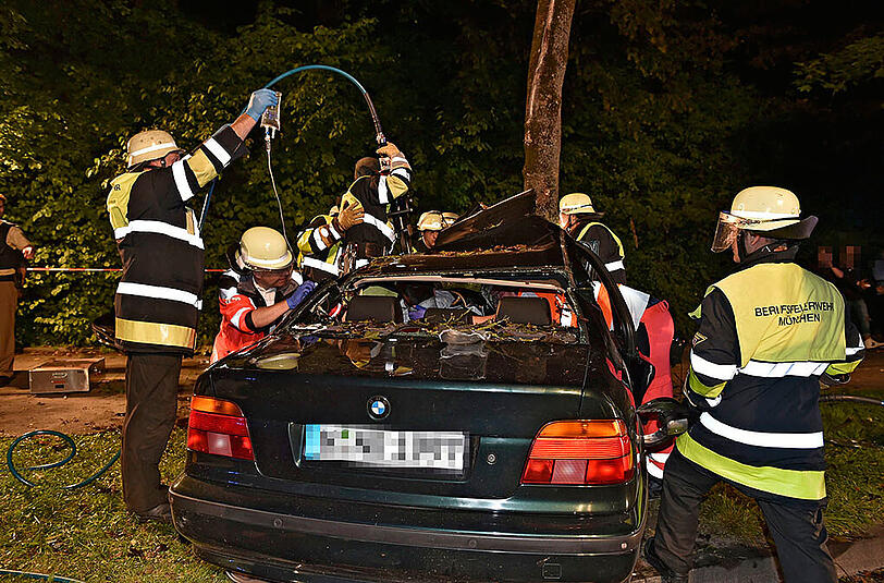 Der Beifahrer musste notärztlich versorgt werden.