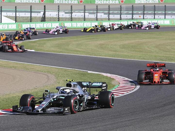 Mercedes-Pilot Valtteri Bottas (vorne) siegte in Japan vor Sebastian Vettel.
