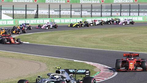 Mercedes-Pilot Valtteri Bottas (vorne) siegte in Japan vor Sebastian Vettel.