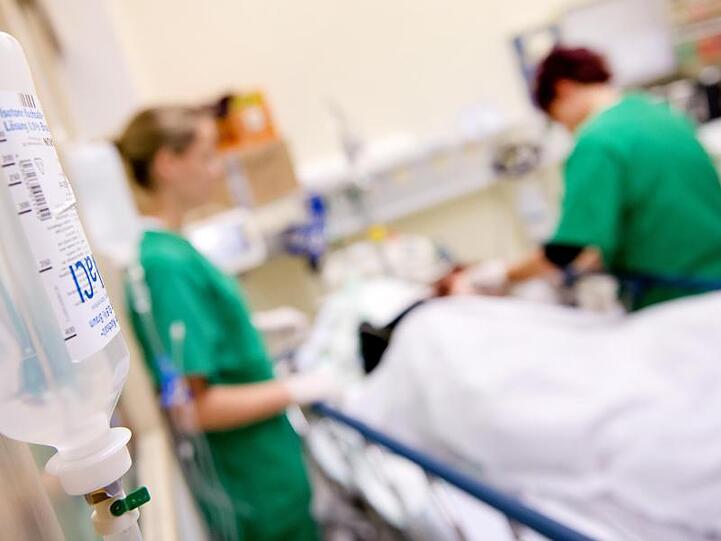 Medizinisches Personal versorgt im Krankenhaus einen Patienten. Foto: Sven Hoppe/dpa/Symbolbild