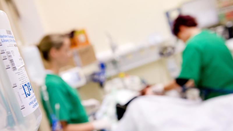 Medizinisches Personal versorgt im Krankenhaus einen Patienten. Foto: Sven Hoppe/dpa/Symbolbild Medizinisches Personal versorgt im Krankenhaus einen Patienten. Foto: Sven Hoppe/dpa/Symbolbild