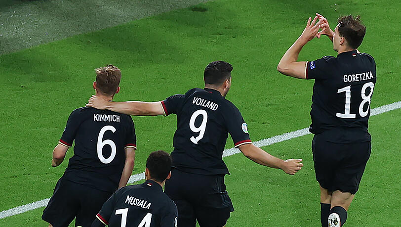 Völlig Entfesselt: Kimmich, Musiala und Volland verfolgen Retter Goretzka nach dem erlösenden 2:2-Ausgleich. Völlig Entfesselt: Kimmich, Musiala und Volland verfolgen Retter Goretzka nach dem erlösenden 2:2-Ausgleich.