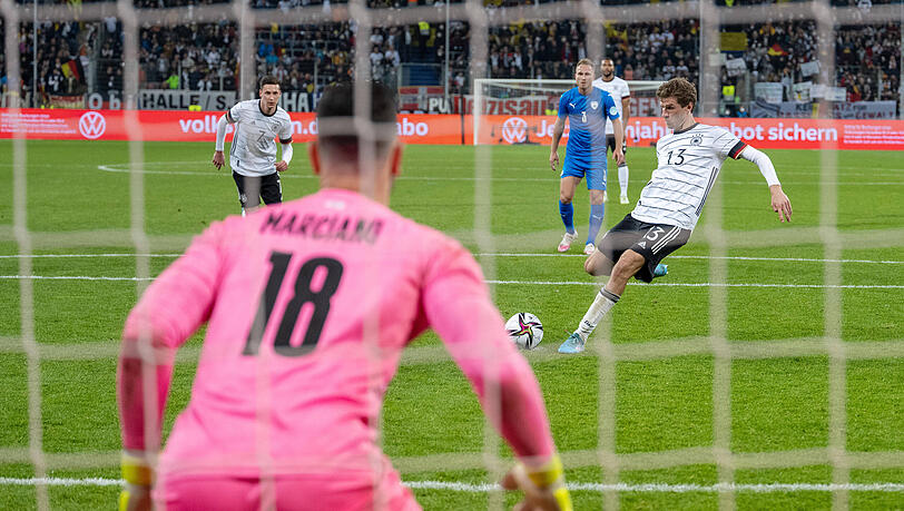 Thomas Müller vergab gegen Israel in der 89. Minute einen Elfmeter. Thomas Müller vergab gegen Israel in der 89. Minute einen Elfmeter.
