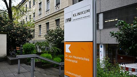 Ein Schild mit der Aufschrift "Dr. von Haunersches Kinderspital" steht am Eingang der Kinderklinik.