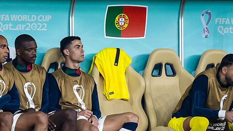 Ungewohntes Bild: Cristiano Ronaldo (3.v.l) als Bankdrücker.