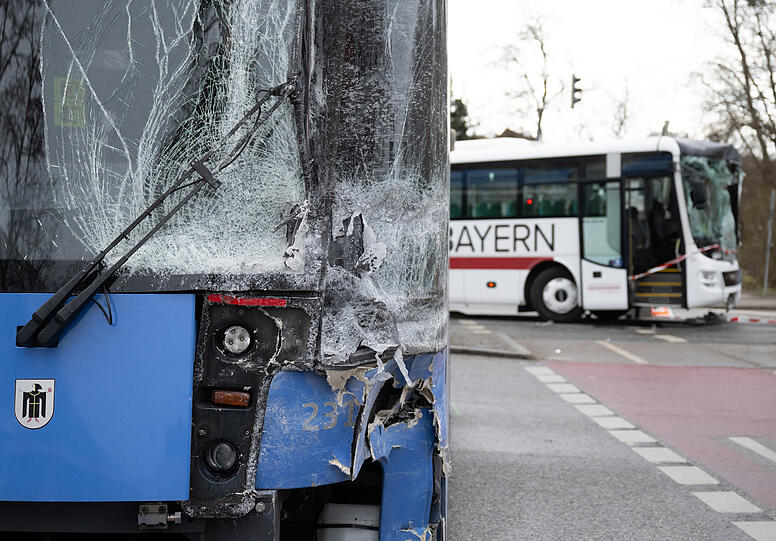 An der Kreuzung in der Nähe des Hirschgartens kam es zu erheblichen Behinderungen im Auto- und Straßenbahnverkehr,